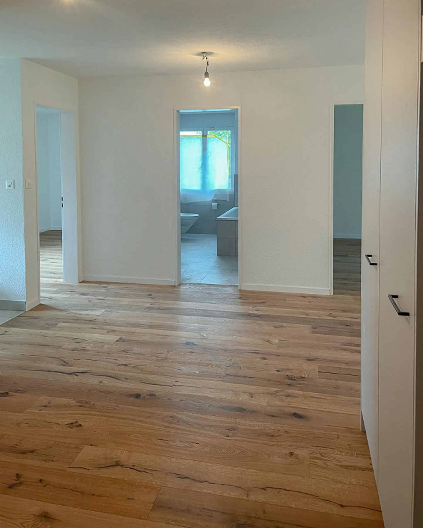 Appartement moderne de 4,5 pièces au rez-de-chaussée, situé au calme dans la verdure - Photo 11 sur 12