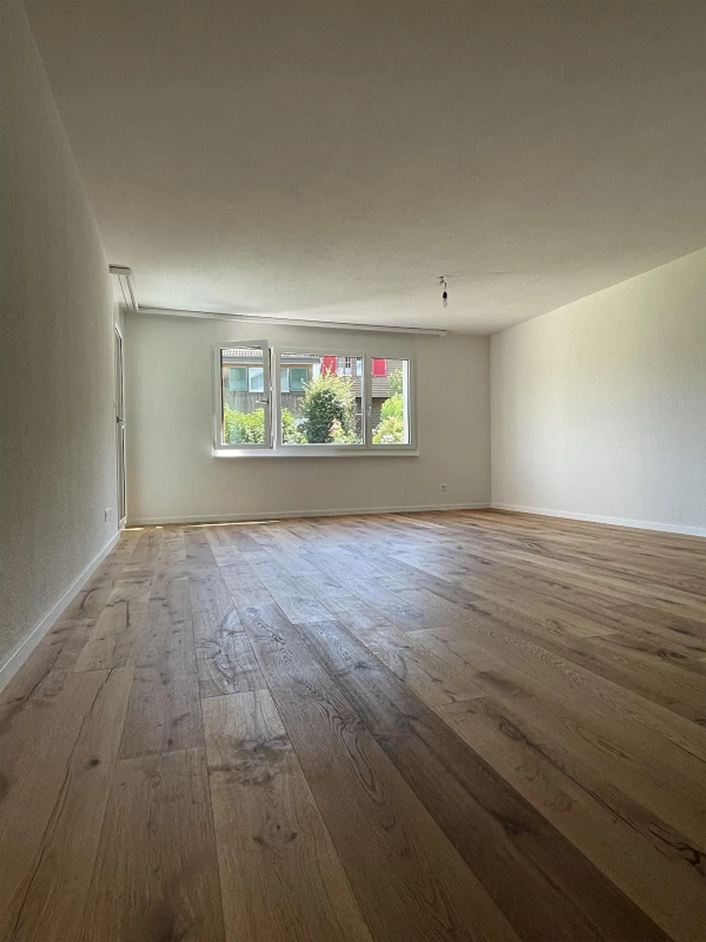Appartement moderne de 4,5 pièces au rez-de-chaussée, situé au calme dans la verdure - Photo 12 sur 12