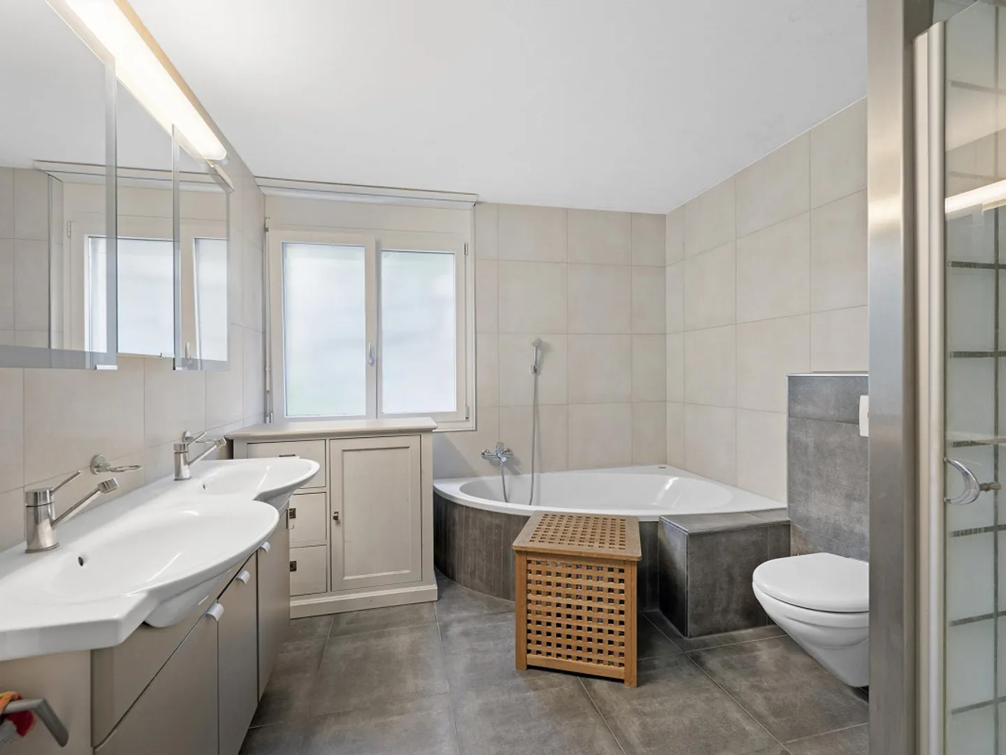 Vivre généreusement dans un emplacement privilégié avec vue sur la Suisse centrale... - Photo 6 sur 11