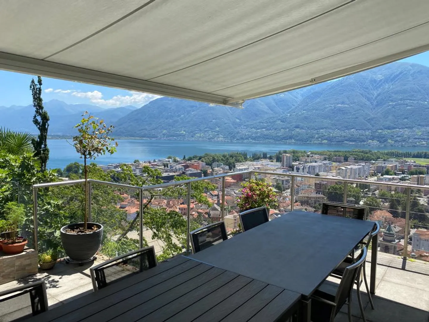 Villa moderna con vista lago - Foto 1 di 11