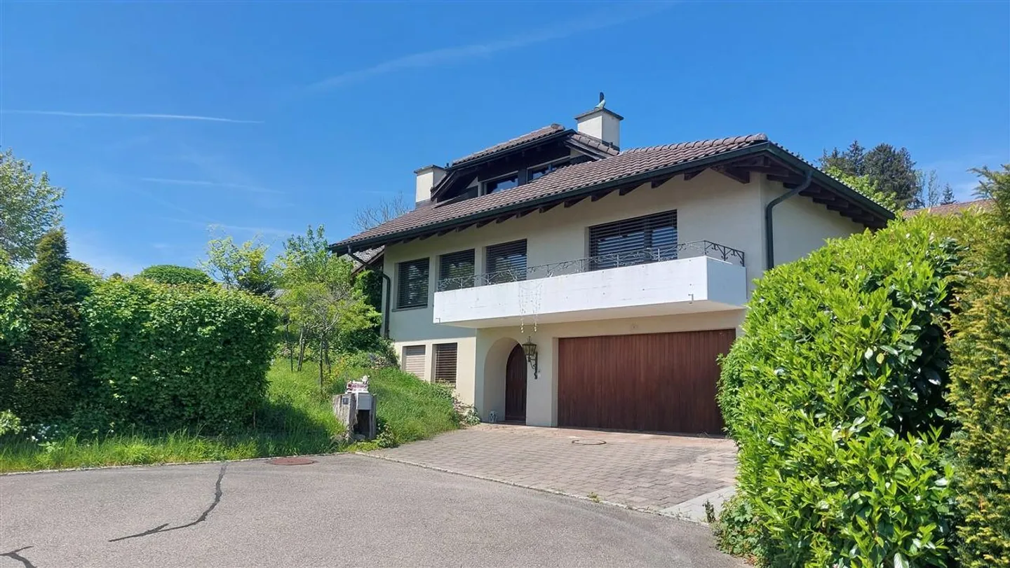 Affascinante casa unifamiliare di 6,5 stanze a Oberwil-Lieli - Foto 1 di 14