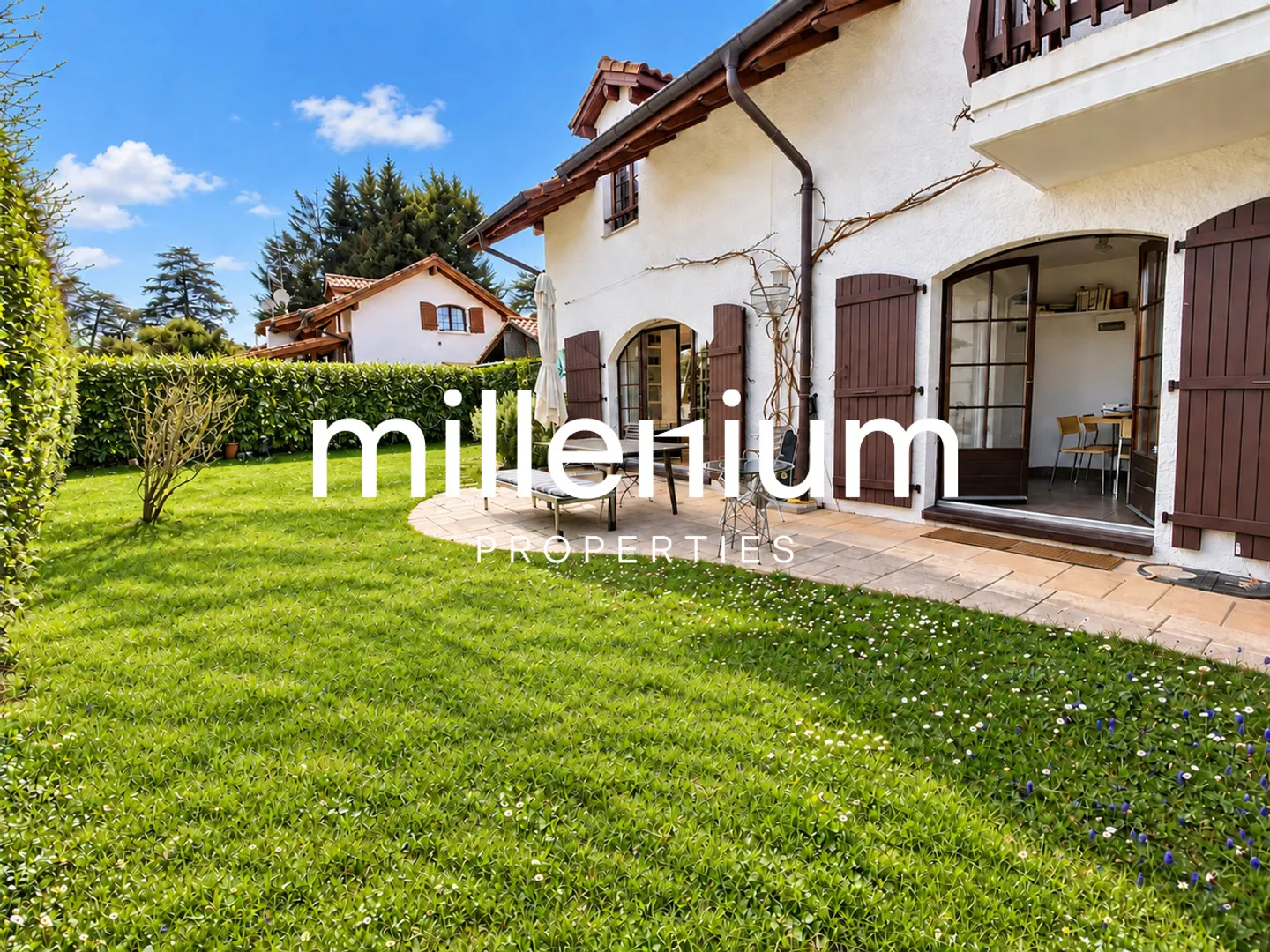 Maison Contemporaine avec Jardin - Photo 1 sur 10