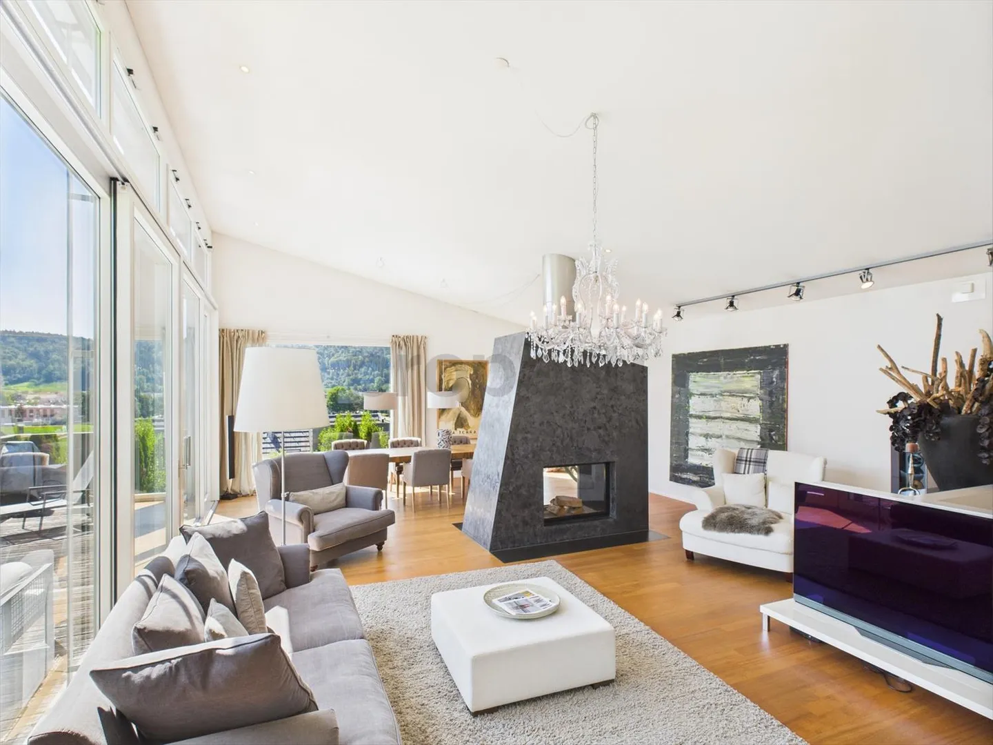 L'eleganza senza tempo incontra il lusso moderno – La tua villa da sogno con piscina e oasi benessere - Foto 2 di 13