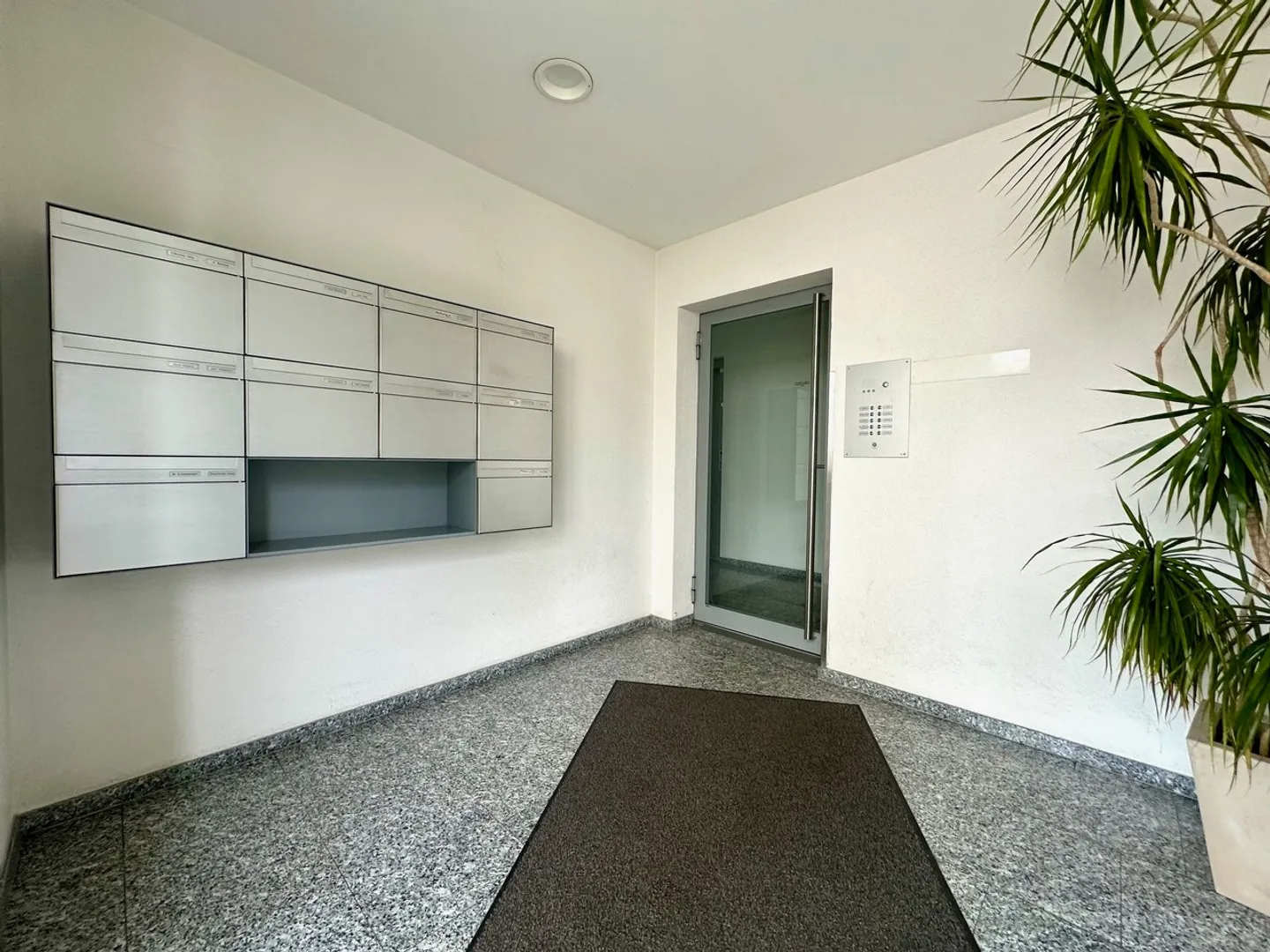 Appartement en attique moderne avec deux terrasses et belle vue - Photo 3 sur 14