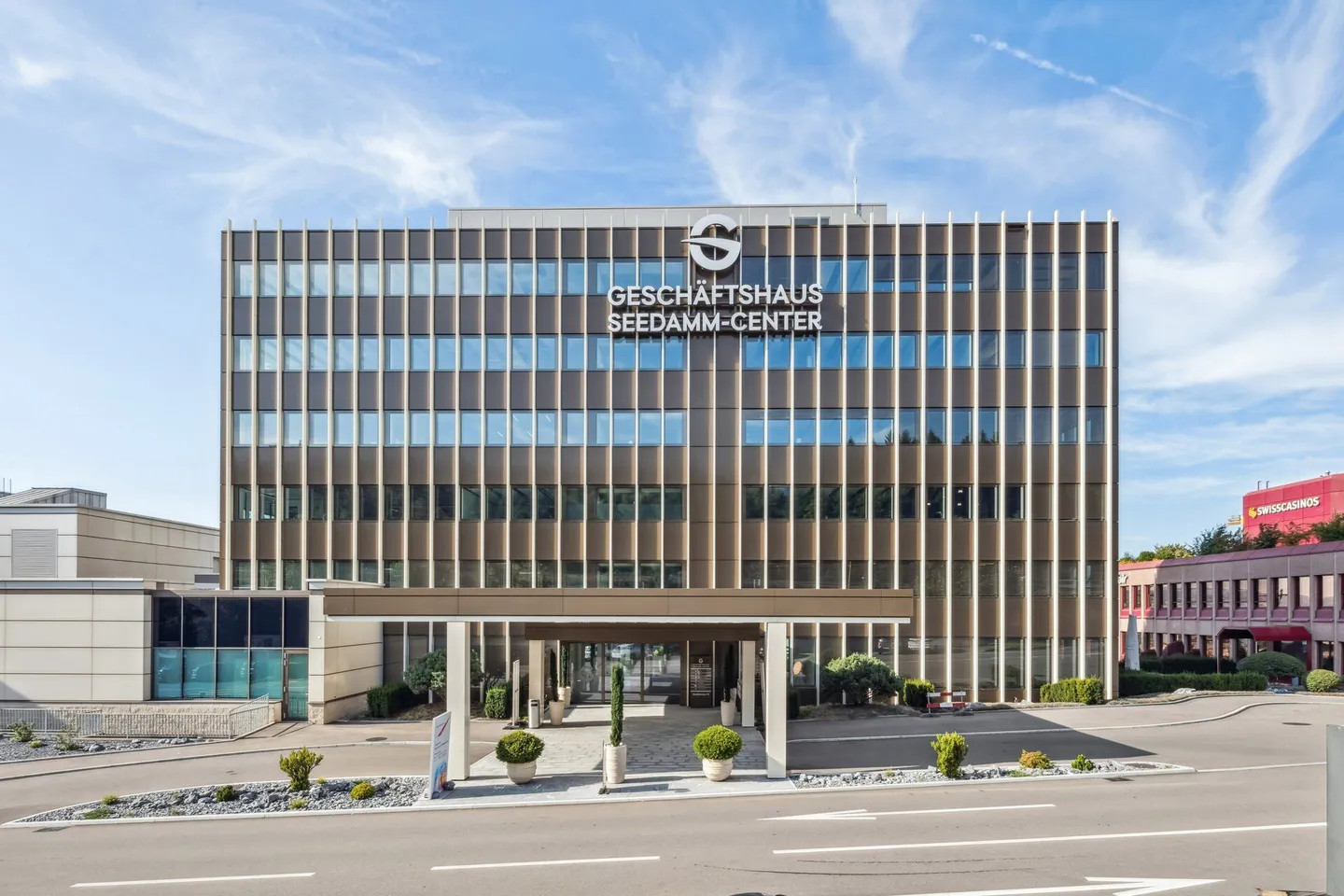 Votre siège social dans le bâtiment commercial représentatif et unique Seedamm-Center - Photo 1 sur 11