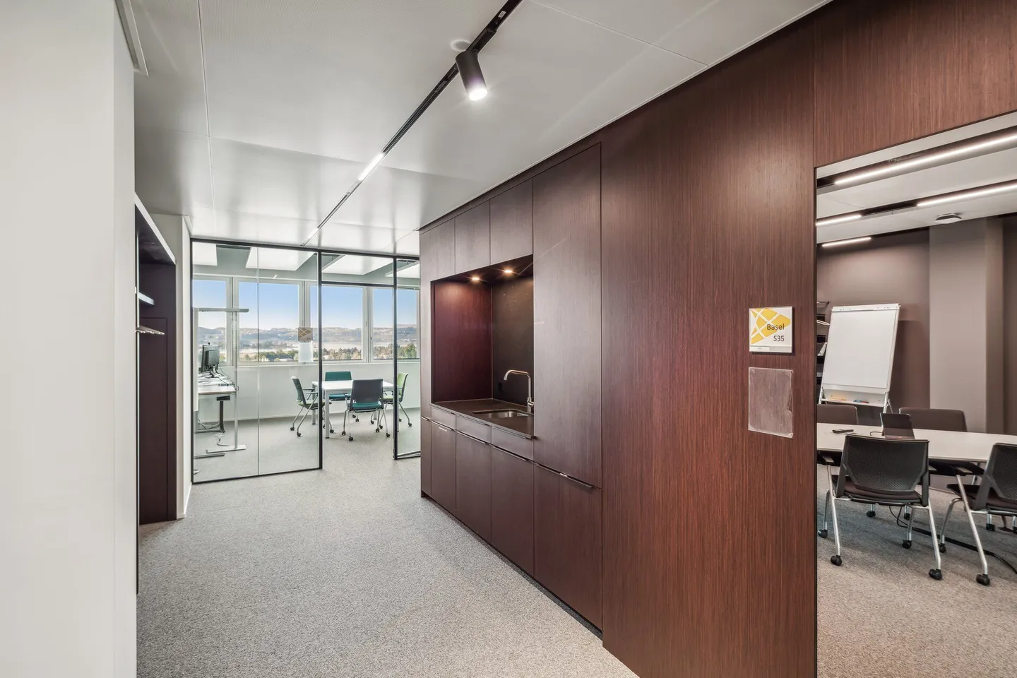 Votre siège social dans le bâtiment commercial représentatif et unique Seedamm-Center - Photo 4 sur 11