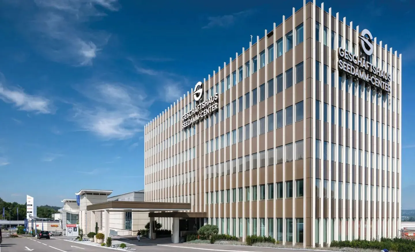 Votre siège social dans le bâtiment commercial représentatif et unique Seedamm-Center - Photo 8 sur 11