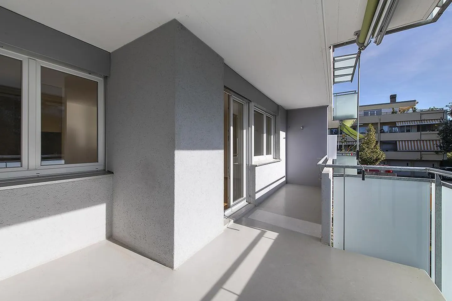 ***3'ZWG**Brand New Kitchen and Bathroom**30m2 Living/Dining**14m2 Balcony - Photo 2 of 10