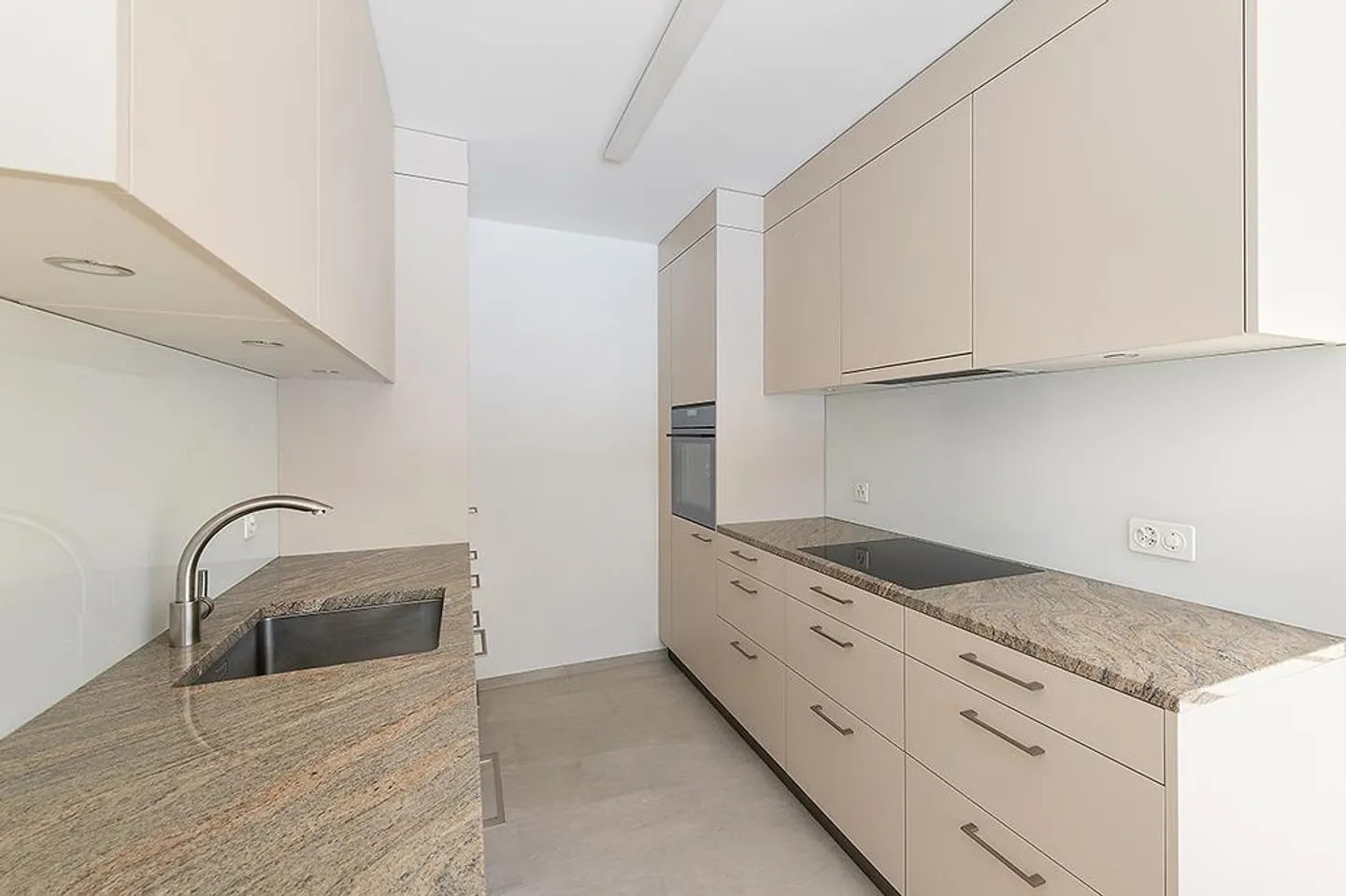 ***3'ZWG**Brand New Kitchen and Bathroom**30m2 Living/Dining**14m2 Balcony - Photo 4 of 10