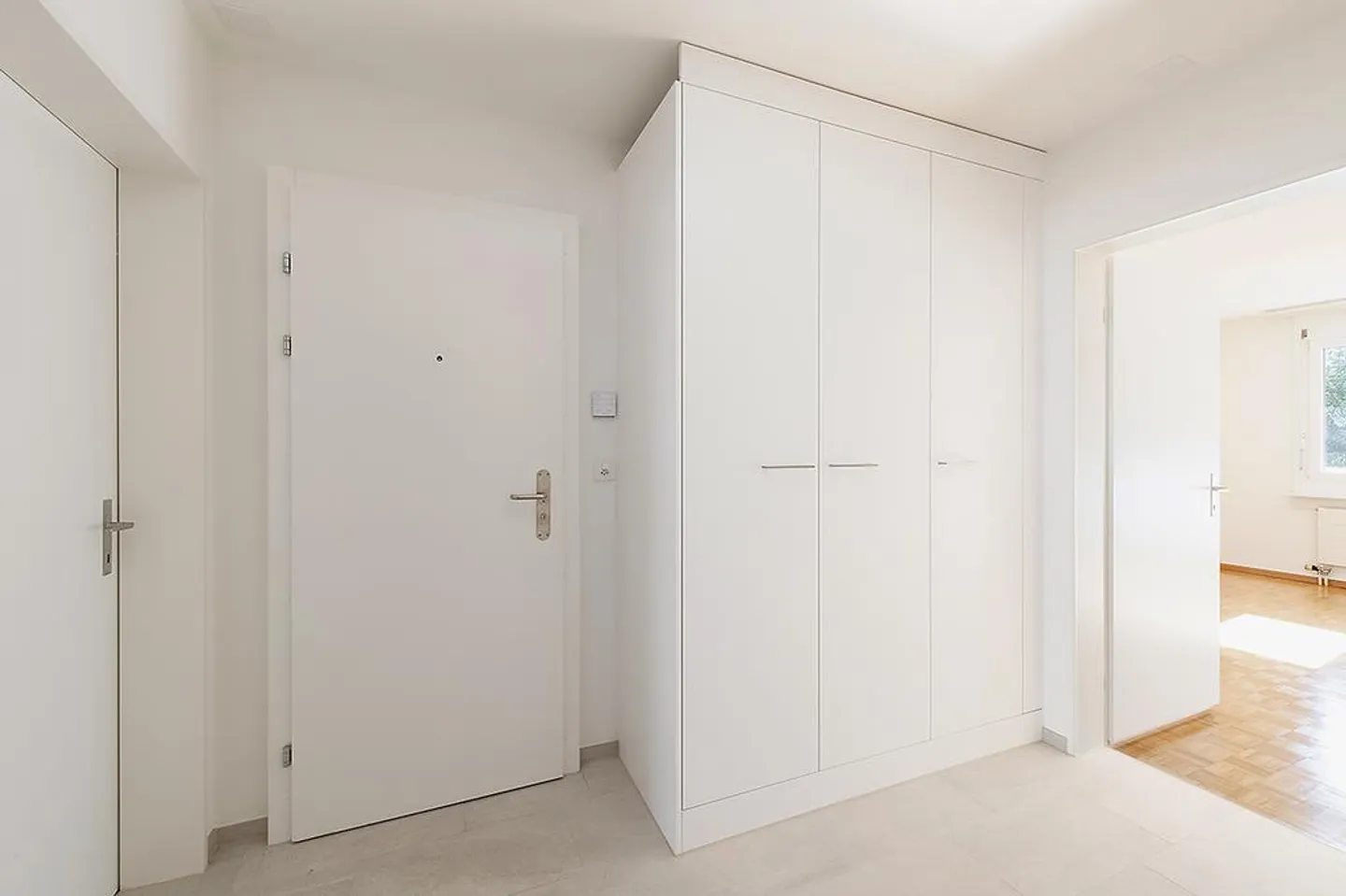 ***3'ZWG**Brand New Kitchen and Bathroom**30m2 Living/Dining**14m2 Balcony - Photo 5 of 10