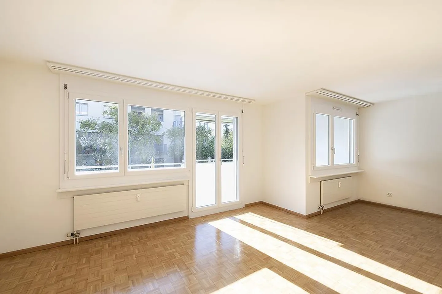 ***3'ZWG**Brand New Kitchen and Bathroom**30m2 Living/Dining**14m2 Balcony - Photo 6 of 10