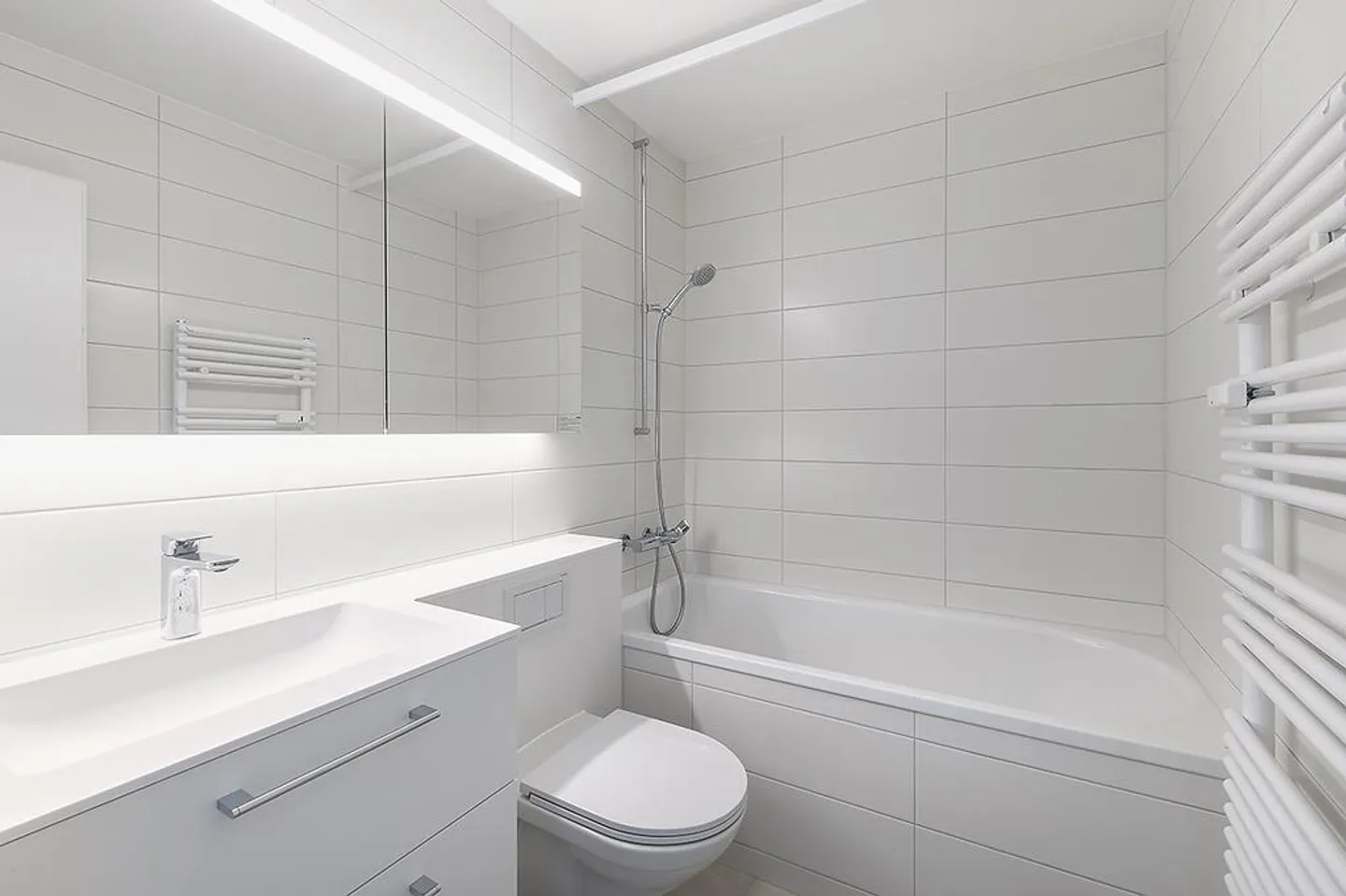 ***3'ZWG**Brand New Kitchen and Bathroom**30m2 Living/Dining**14m2 Balcony - Photo 9 of 10