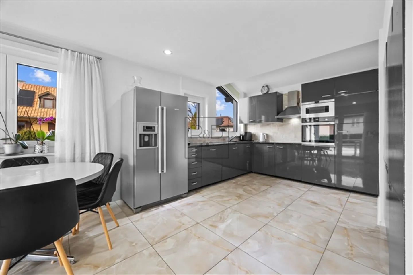 Detached house with 10.5 rooms, including a self-contained 2.5-room apartment in Riaz - Photo 4 of 15