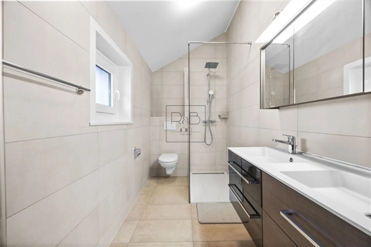 Detached house with 10.5 rooms, including a self-contained 2.5-room apartment in Riaz - Photo 5 of 15