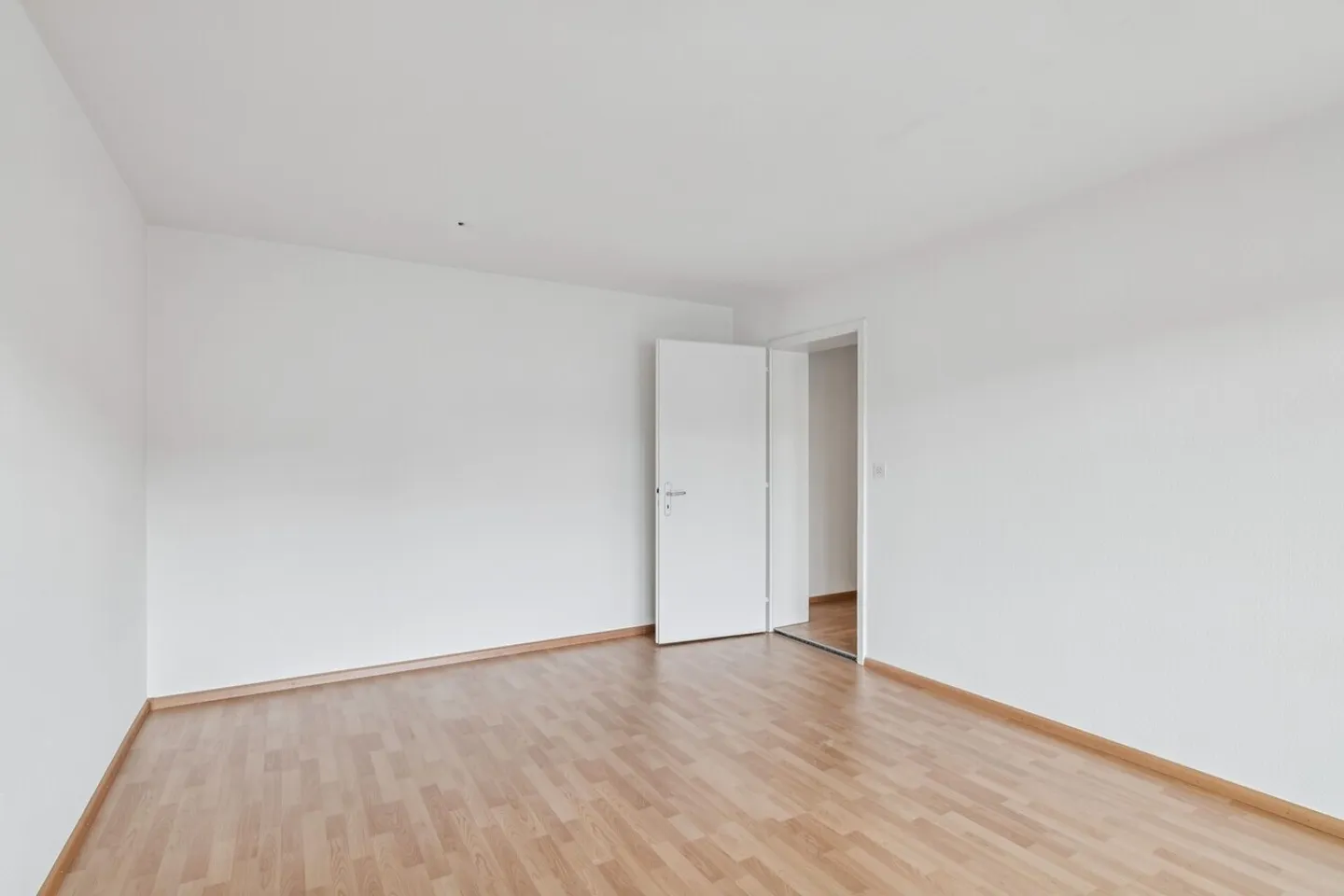 Move in now - freshly renovated apartment quiet, green & central - Photo 5 of 9