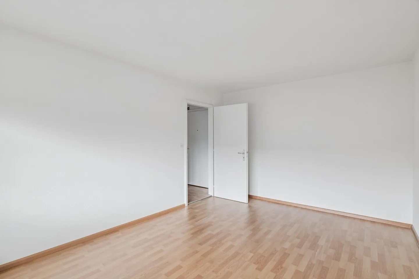 Move in now - freshly renovated apartment quiet, green & central - Photo 7 of 9