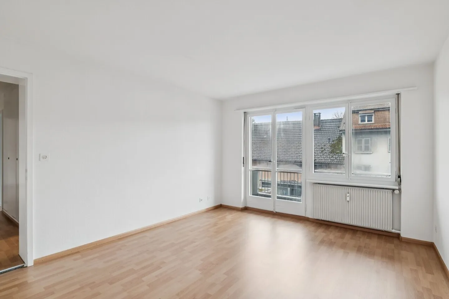 Move in now - freshly renovated apartment quiet, green & central - Photo 2 of 9