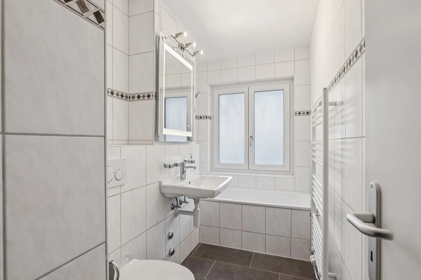 Move in now - freshly renovated apartment quiet, green & central - Photo 9 of 9