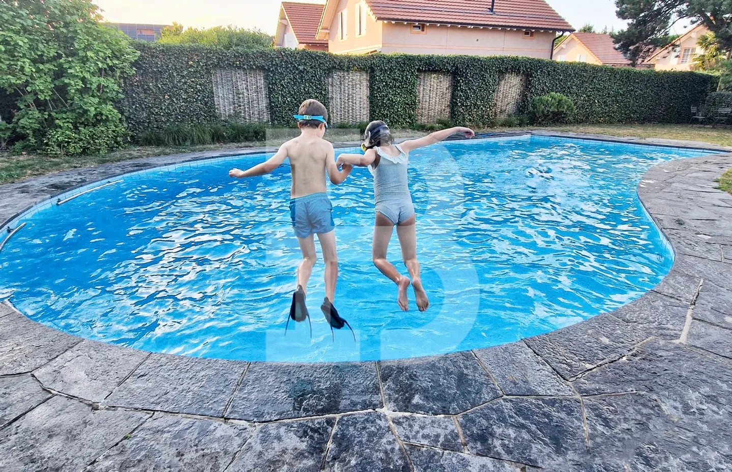 Charmanter Bungalow mit Pool und großem Potenzial - Foto 8 von 9