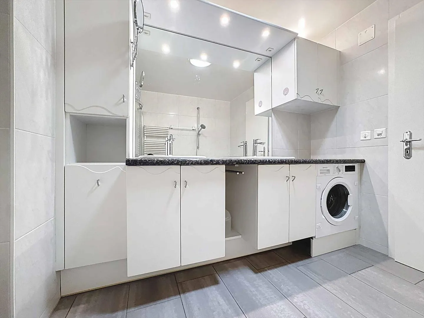 150 m² penthouse distributed in 5.5 rooms with beautiful ceiling heights - Photo 7 of 12