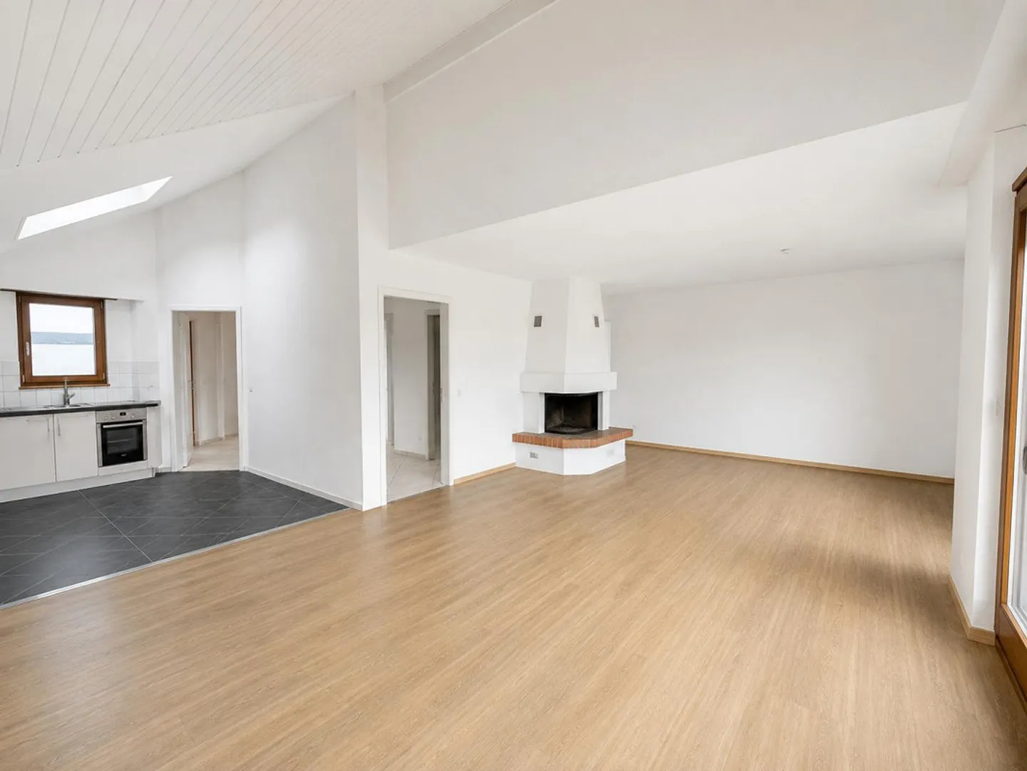 Living with a View: Spacious 4½-Room Apartment with Lake View in Uttwil - Photo 1 of 11
