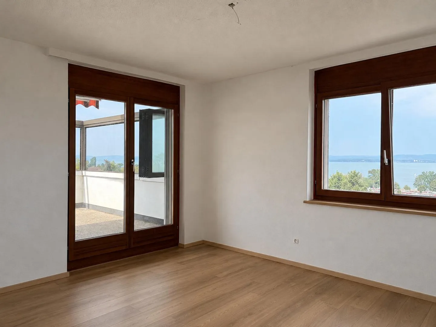 Living with a View: Spacious 4½-Room Apartment with Lake View in Uttwil - Photo 4 of 11