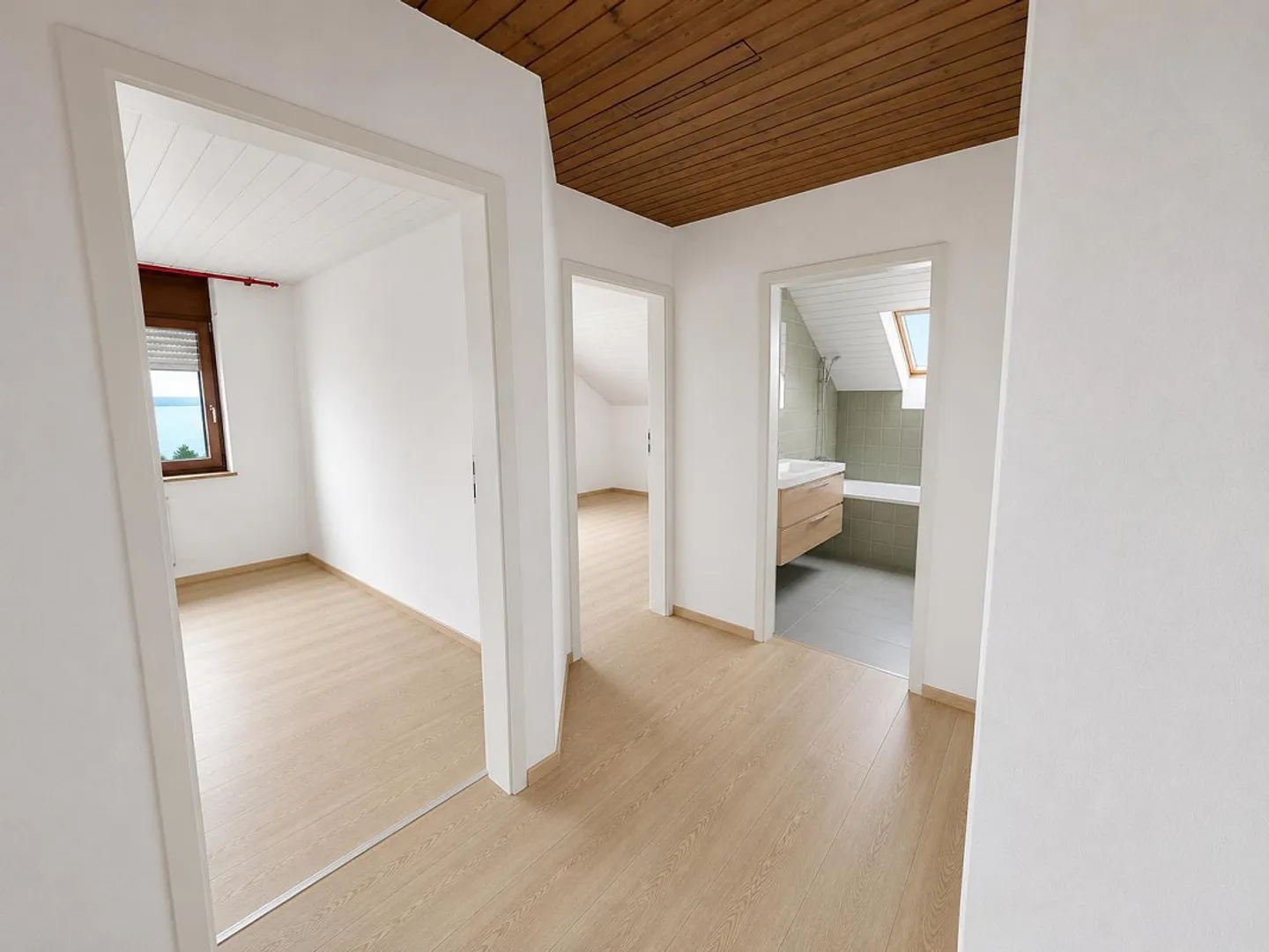 Living with a View: Spacious 4½-Room Apartment with Lake View in Uttwil - Photo 6 of 11
