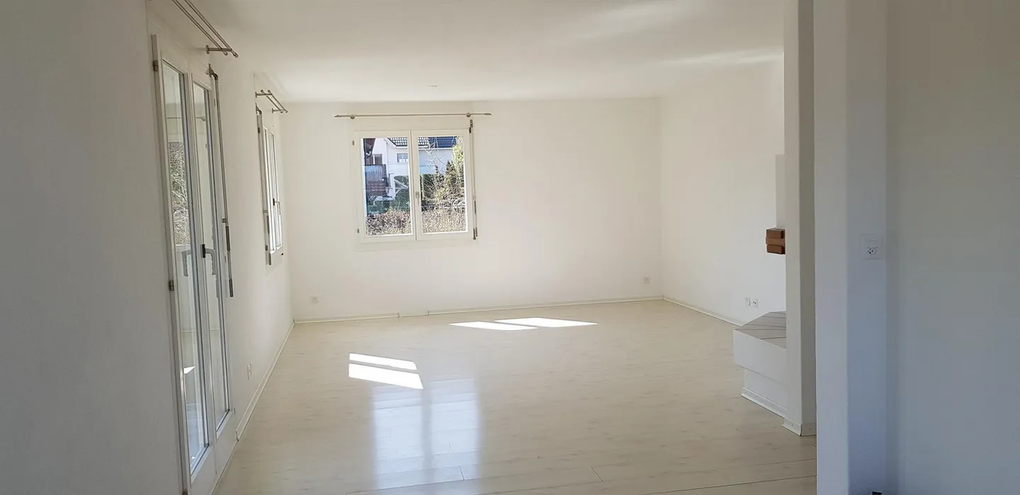 Luminoso appartamento di 4,5 stanze, deposito biciclette privato, area salotto e balcone - Foto 8 di 12