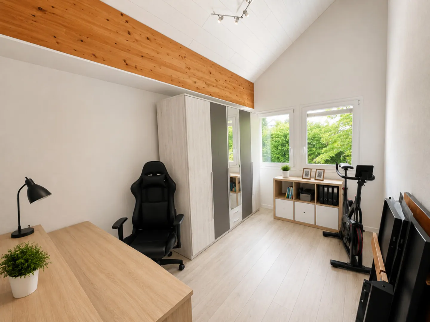 Superba villa indipendente con 2 appartamenti disponibile, trasformata in un grande studio - Foto 30 di 41