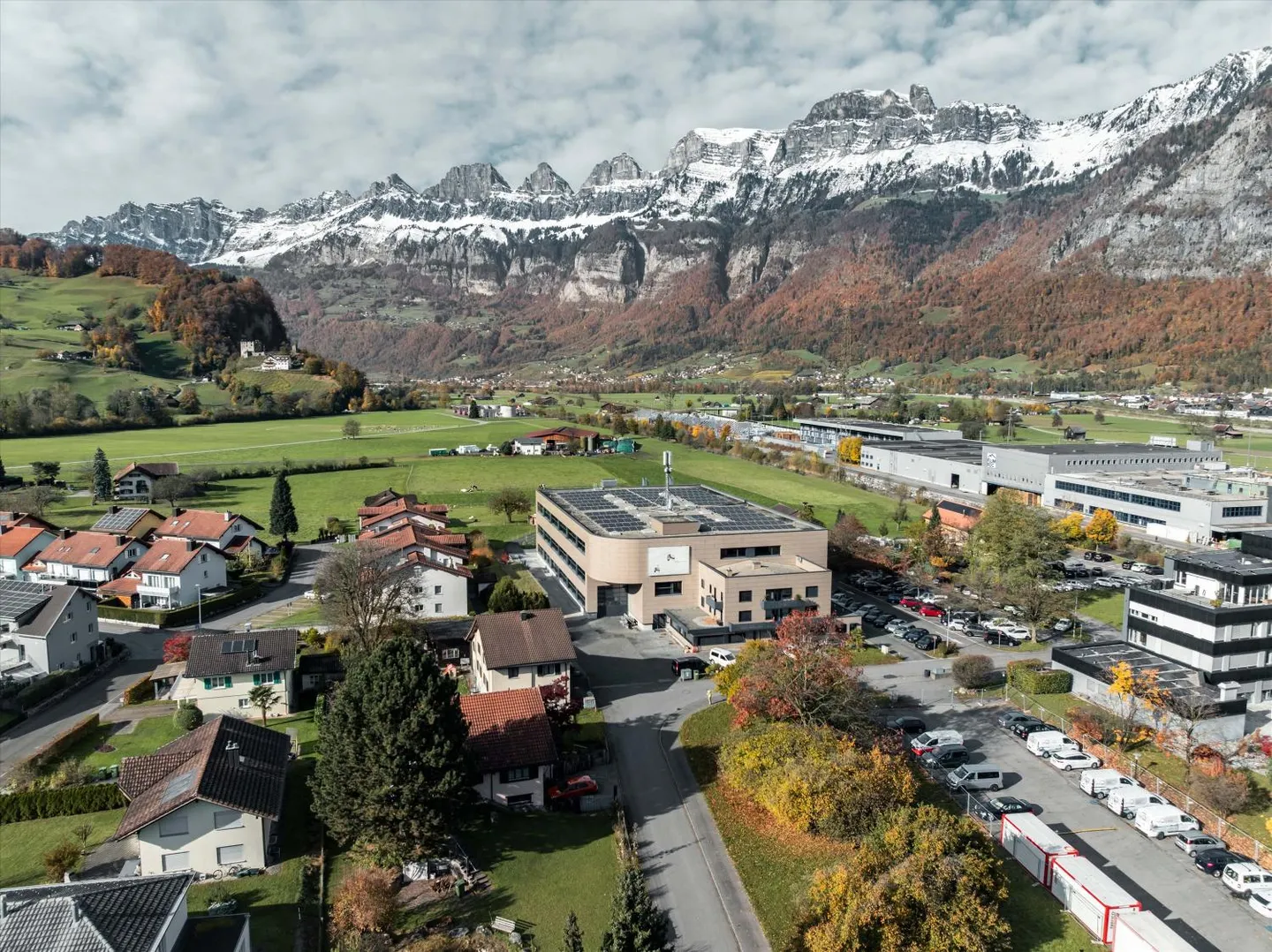 Aree parziali attraenti in una hall industriale e commerciale a Flums - Foto 1 di 11