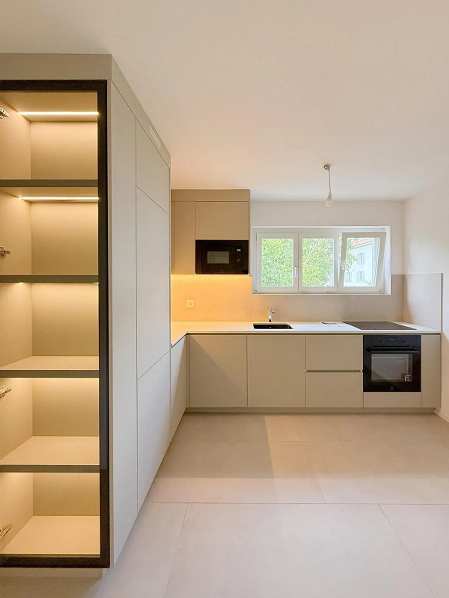 Appartamento 4 locali moderno e ristrutturato di alta qualità in una zona tranquilla - Foto 1 di 8