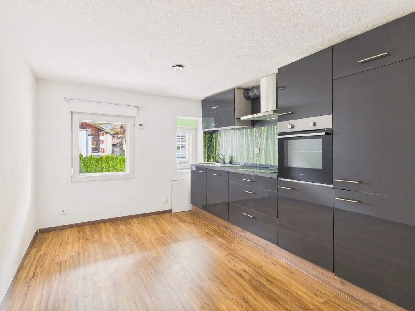 Charming 2.5-room apartment in Steg-Hohtenn with modern standard of construction - Photo 2 of 9