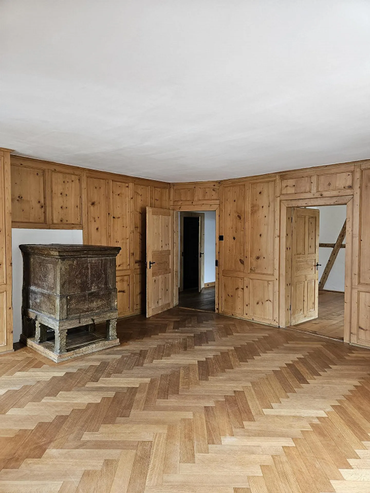 Spacious 3.5-room apartment in the old town of Ilanz - Photo 2 of 11