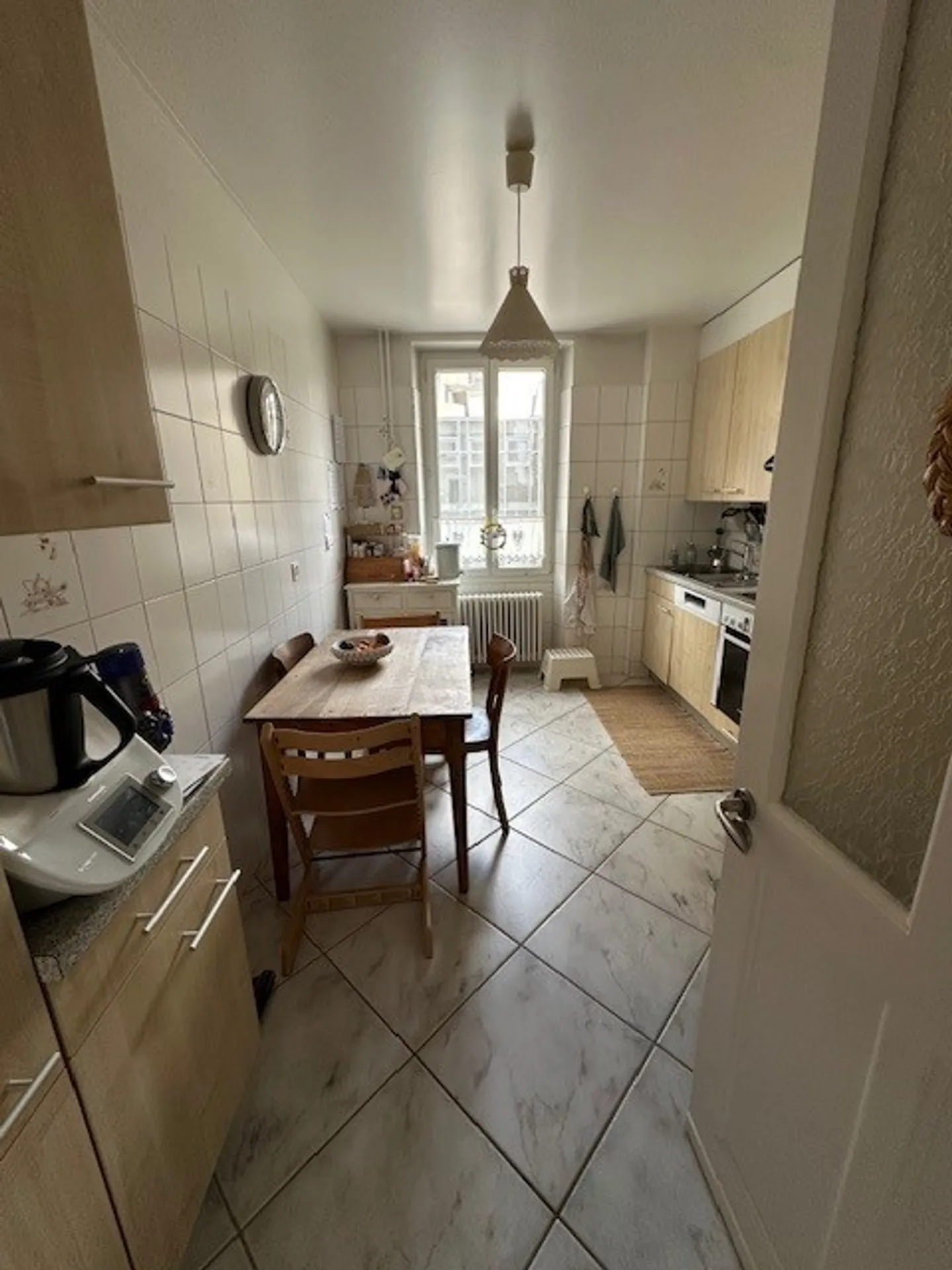 Appartement spacieux de 3,5 pièces au rez-de-chaussée avec terrasse et jardin privé. - Photo 3 sur 9