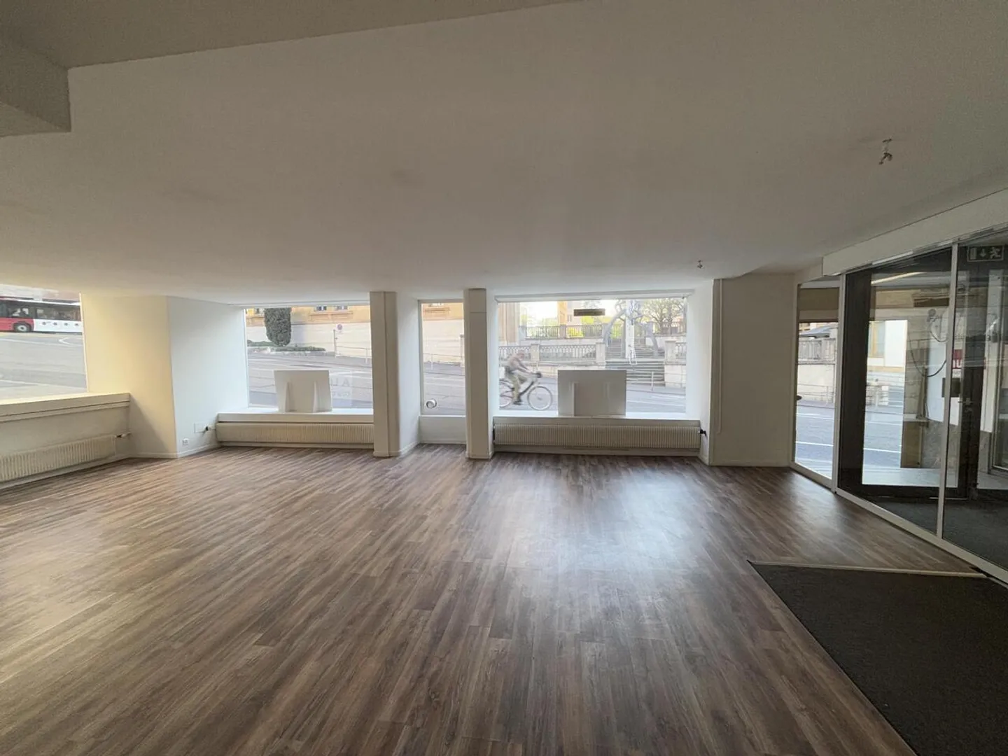 Commercial space in Neuchâtel with windows - Photo 4 of 9
