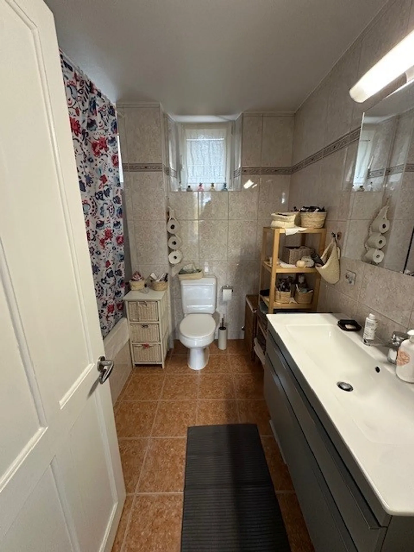 Appartement spacieux de 3,5 pièces au rez-de-chaussée avec terrasse et jardin privé. - Photo 6 sur 9