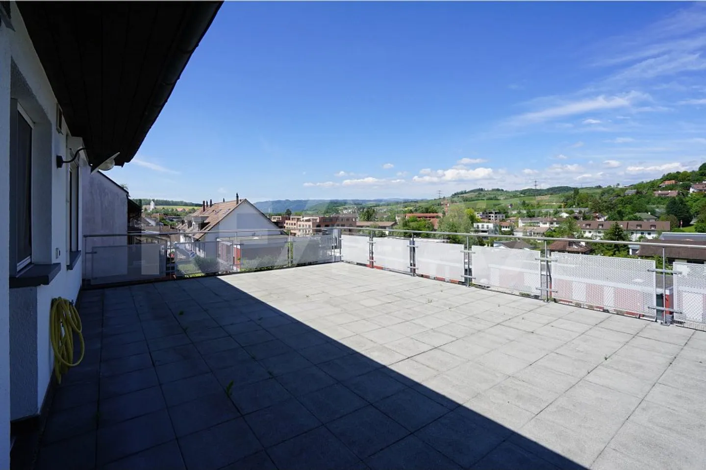 Mitten in Frick: 3.5 Zimmer-Wohnung mit herrlicher Dachterrasse - Foto 1 von 7