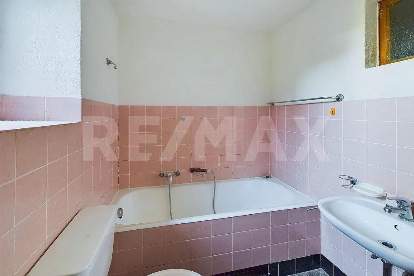 Casa unifamiliare da ristrutturare nel centro del villaggio - Foto 12 di 13