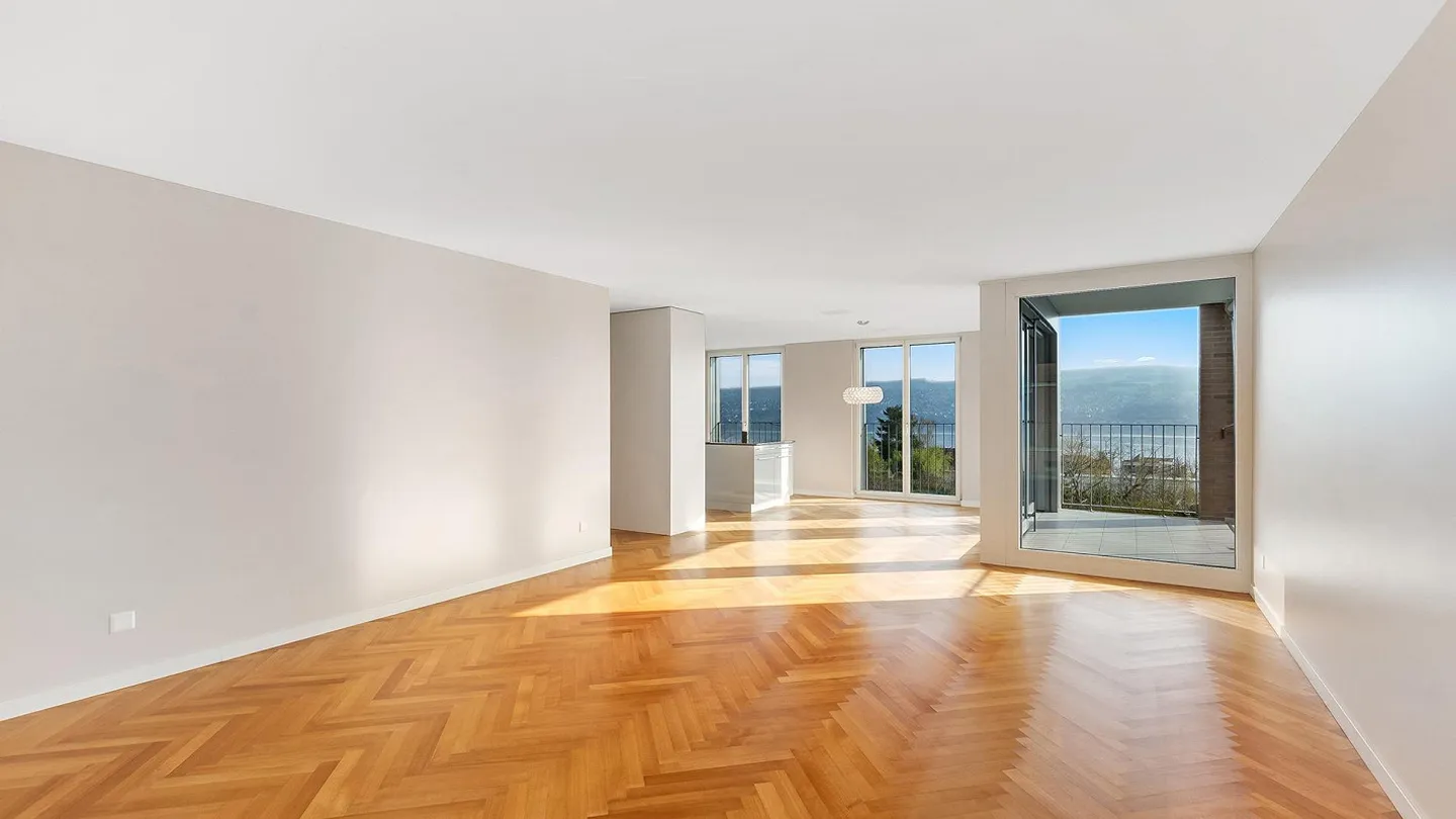 Elegant, spacious apartment with stunning lake view - Photo 2 of 4