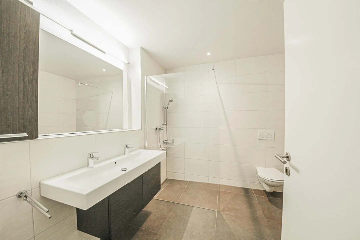 Modern Single Apartment - Photo 6 of 9