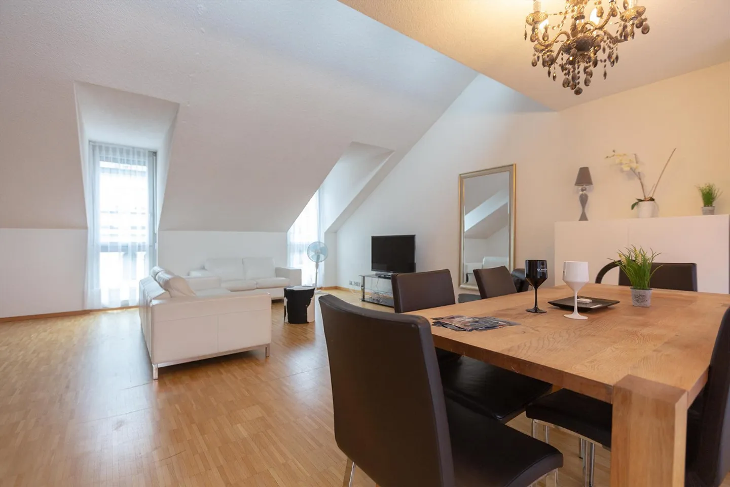Appartement meublé de 4,5 pièces avec service au cœur de Lucerne - Photo 2 sur 15