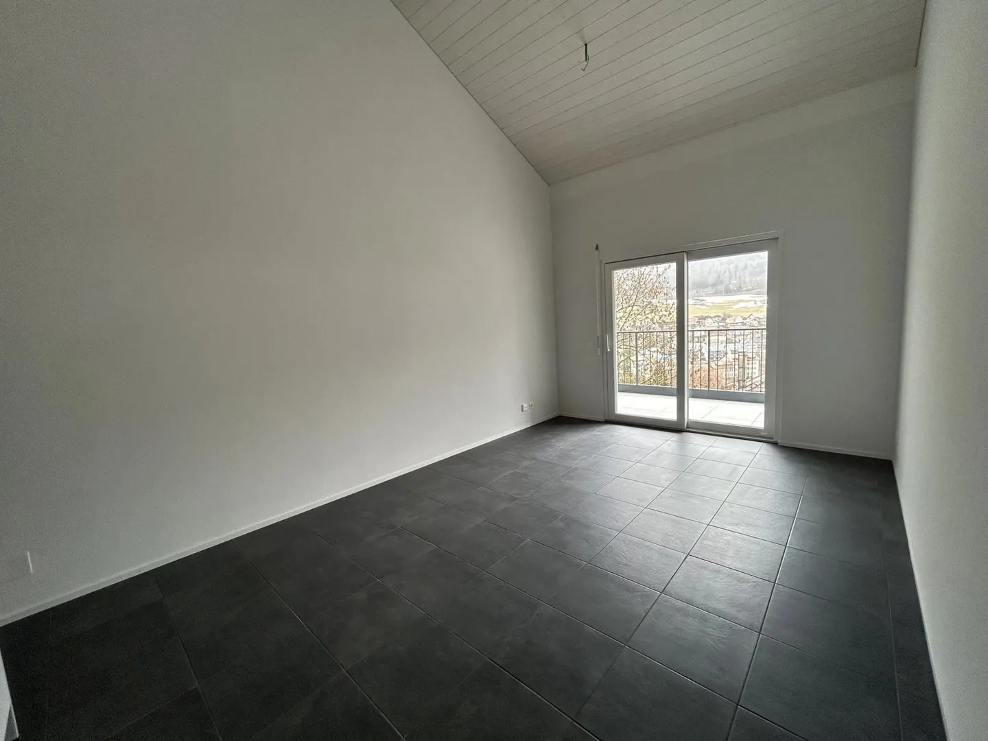 Spacieux studio, neuf avec vue imprenable et grand balcon 1'050.- - Photo 2 of 11