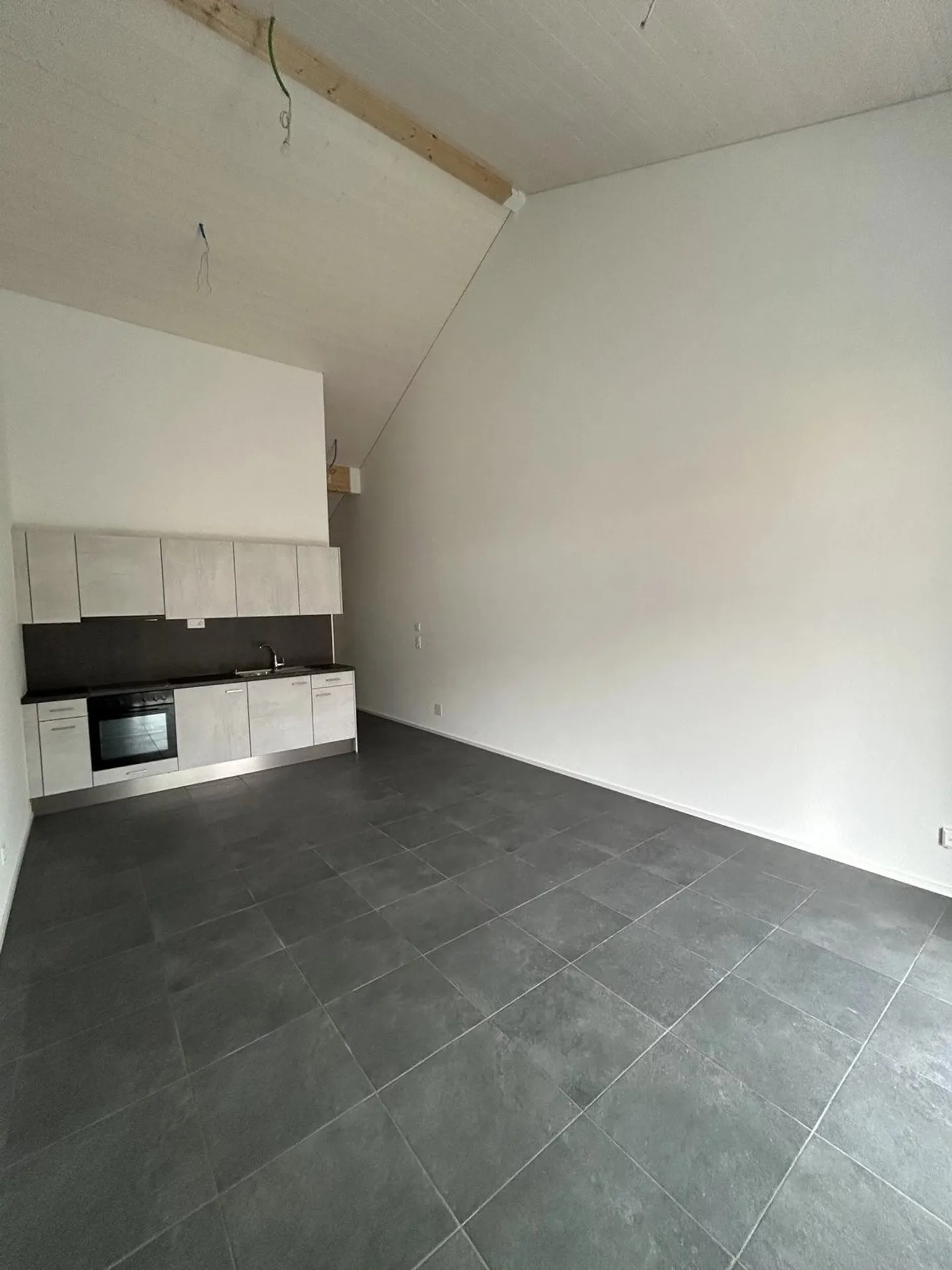 Spacieux studio, neuf avec vue imprenable et grand balcon 1'050.- - Photo 3 of 11