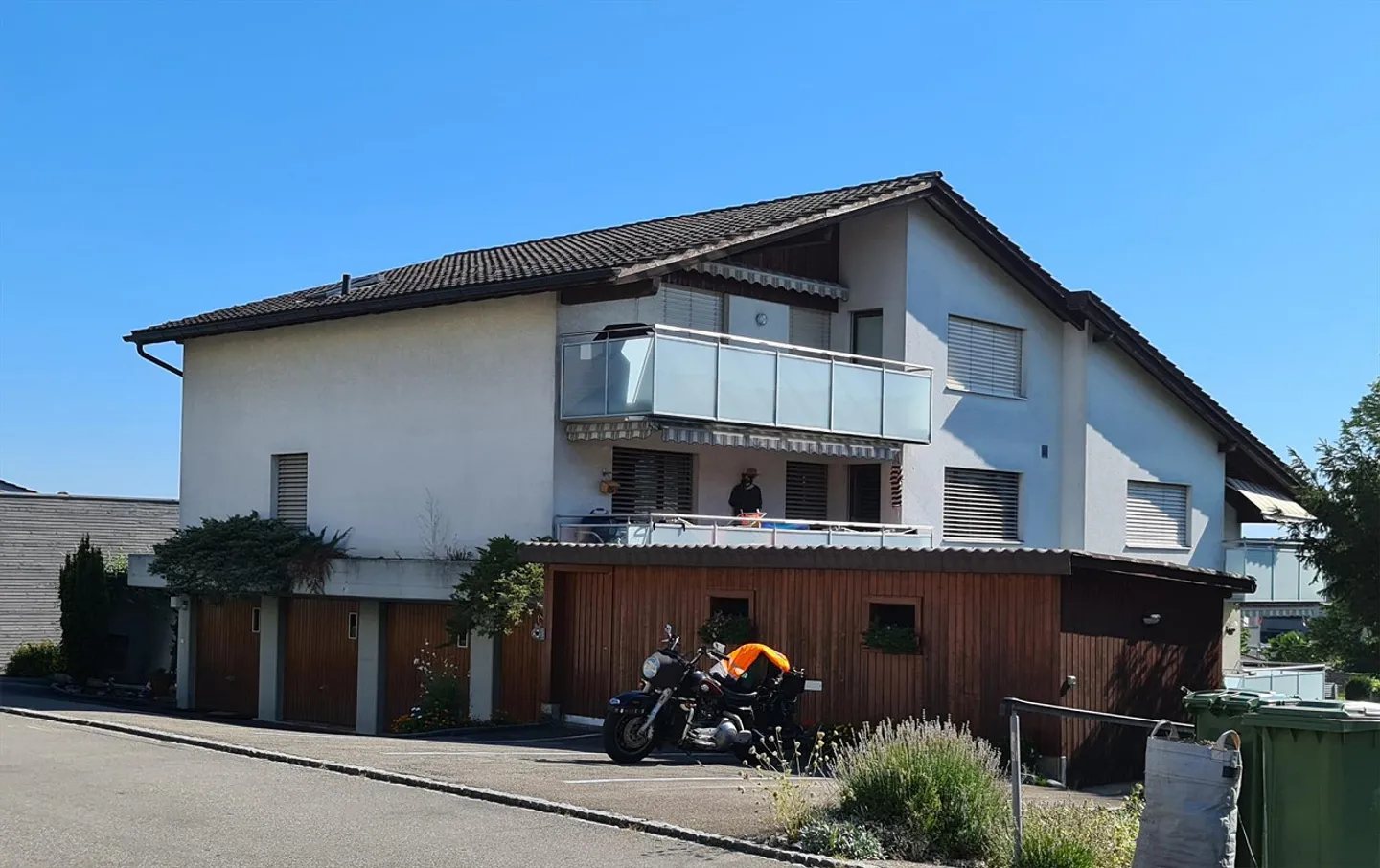 Appartement moderne de 4,5 pièces au rez-de-chaussée, situé au calme dans la verdure - Photo 1 sur 12