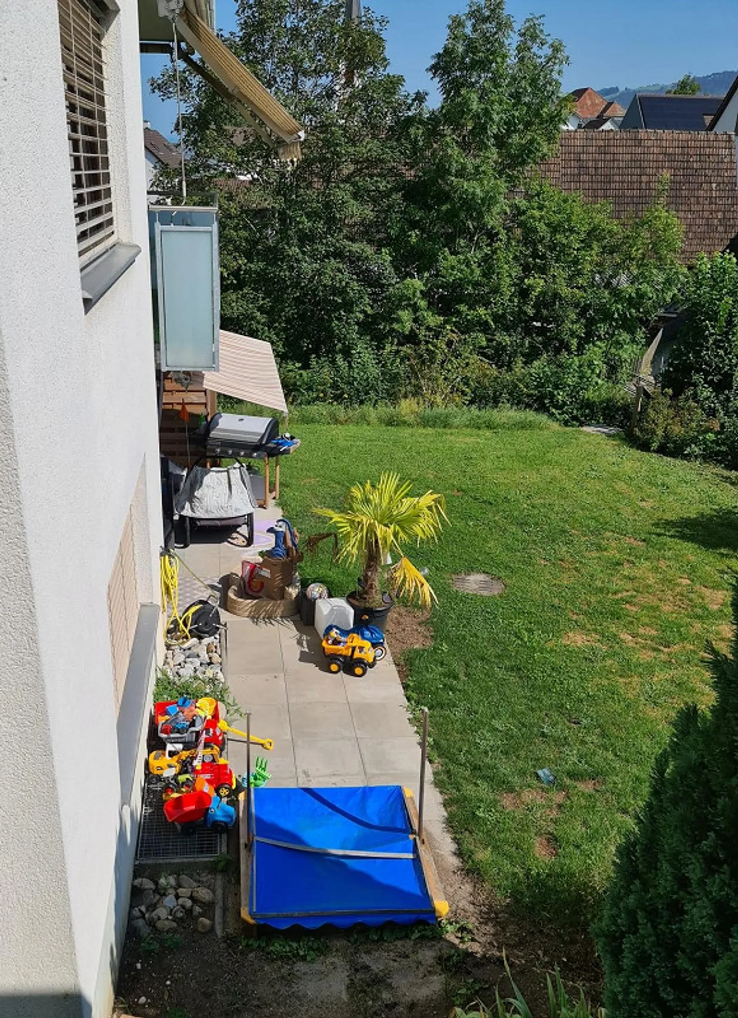Appartement moderne de 4,5 pièces au rez-de-chaussée, situé au calme dans la verdure - Photo 2 sur 12