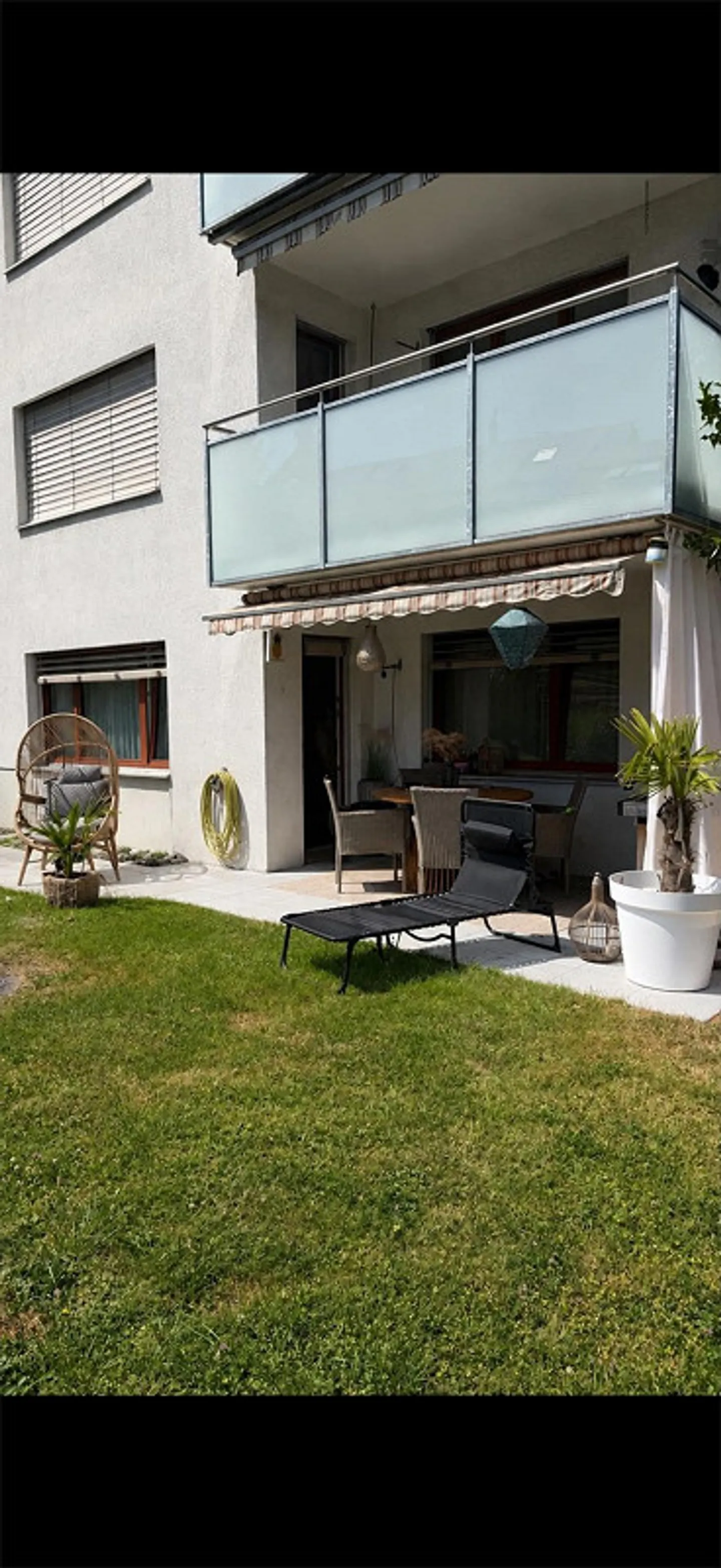 Appartement moderne de 4,5 pièces au rez-de-chaussée, situé au calme dans la verdure - Photo 3 sur 12