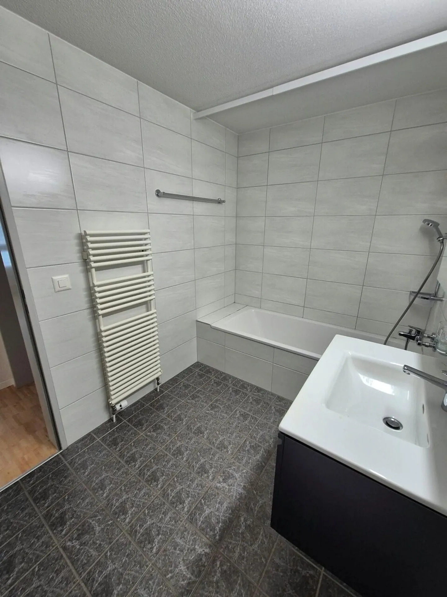 Moderne Wohnung mit grosser Terrasse - Foto 5 von 13