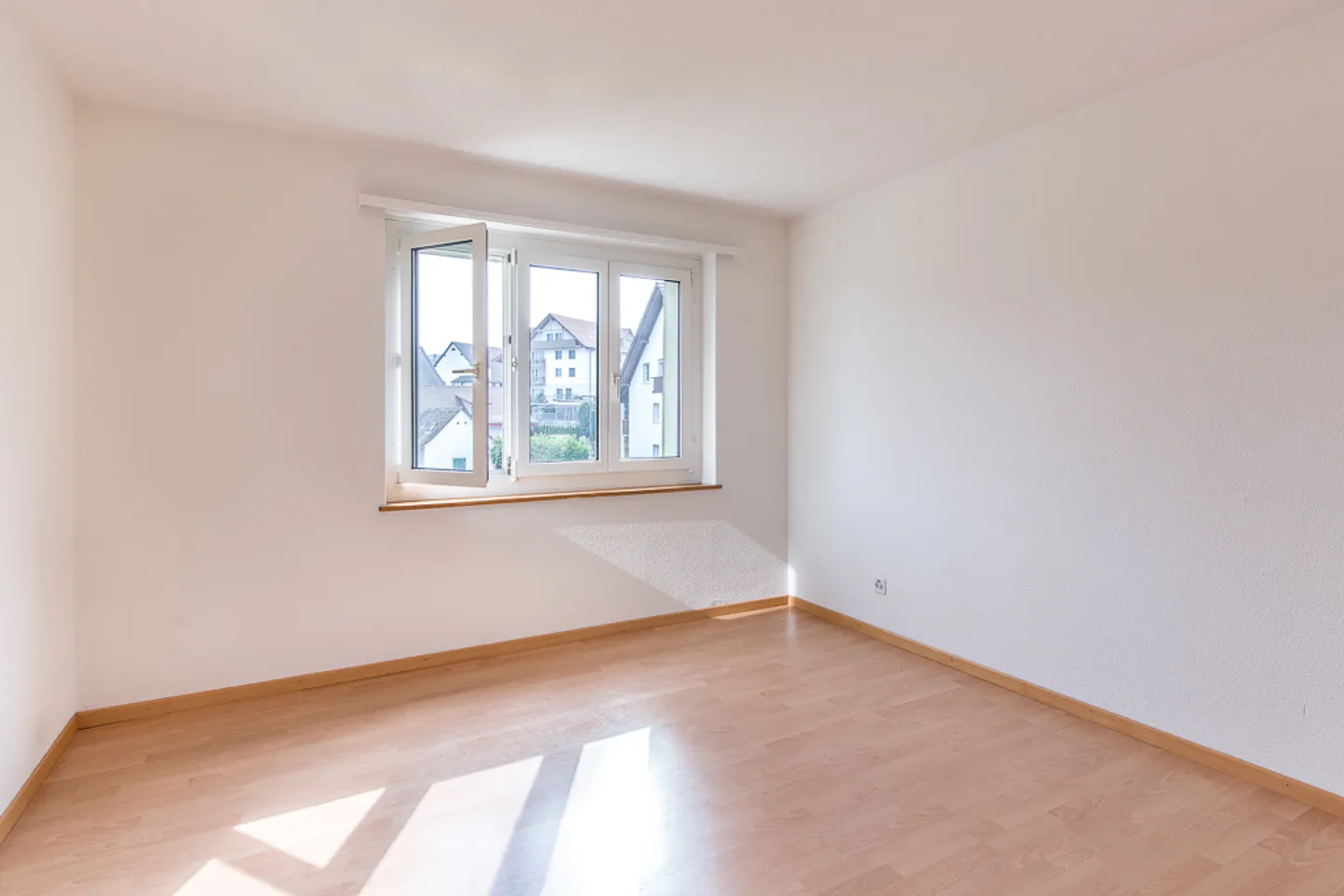 Apartment for rent - Photo 3 of 6