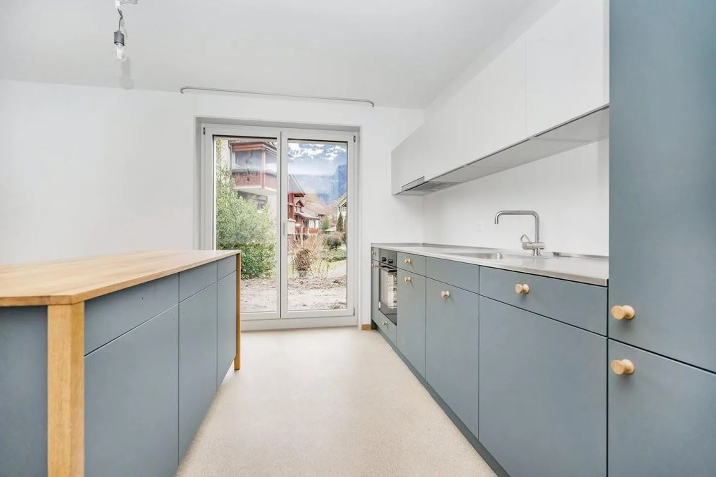 Beautiful ground floor apartment near the center - Photo 4 of 12