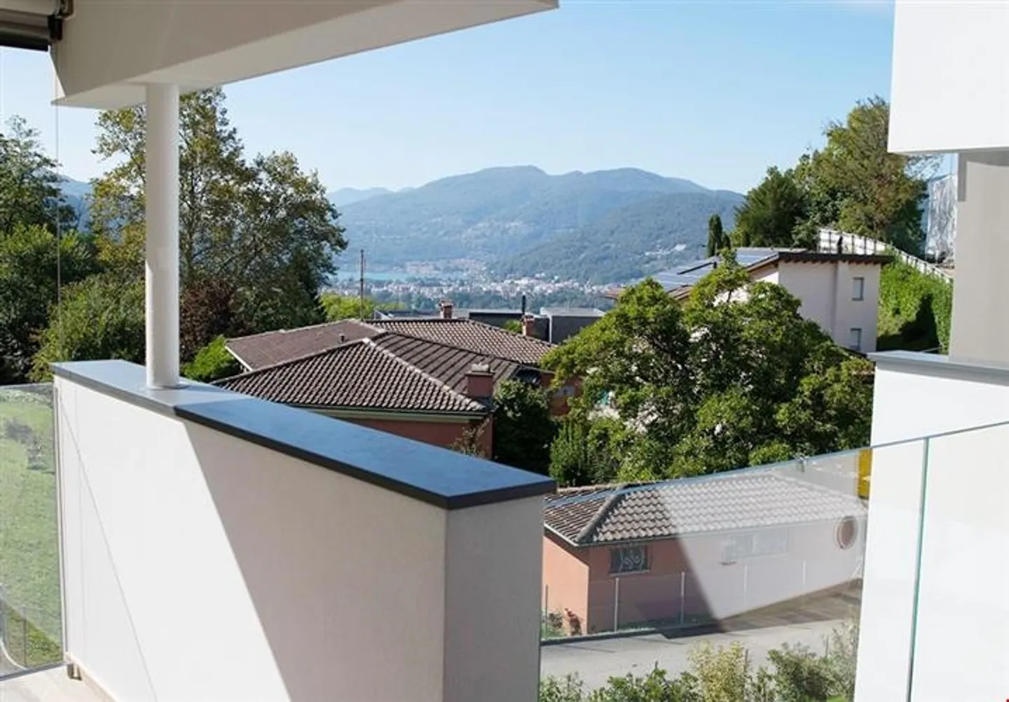 LUMINOSO E MODERNO 3.5 LOCALI VISTA LAGO CON GRANDE TERRAZZA IN RESIDENCE NEL VERDE (ARASIO) - Foto 9 di 10